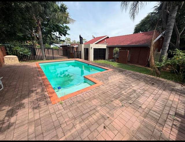 4 BEDROOM HOUSE FOR SALE IN ROOIHUISKRAAL